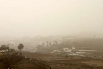 Una densa calima cubre el cielo de Telde (Foto Jesús Ruiz, TA y Antonio Rico)